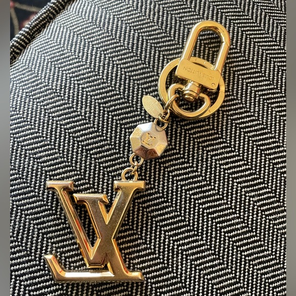 Authentic Louis Vuitton Porte Cles LV Facet Charm Key Ring Gold - Picture 4 of 10
